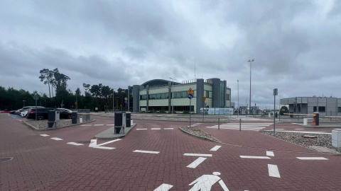 Zdezorientowani turyści czekają w hali odlotów/fot. Izabela Langner