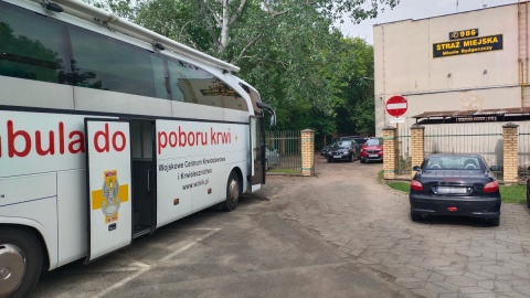 Mobilne wojskowe centrum krwiodawstwa zajechało przed siedzibą bydgoskiej Straży Miejskiej/fot. Straż Miejska Bydgoszcz