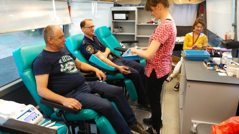 Mobilne wojskowe centrum krwiodawstwa zajechało przed siedzibą bydgoskiej Straży Miejskiej/fot. Straż Miejska Bydgoszcz