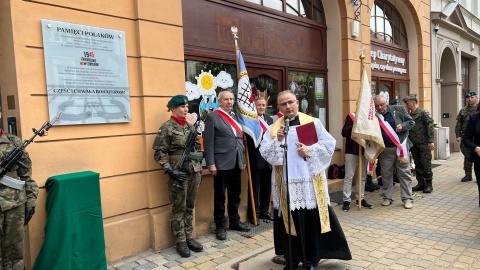 Tablica upamiętniająca polskich patriotów represjonowanych przez komunistów została odsłonięta przy ul. Gdańskiej 66 w Bydgoszczy/fot. Izabela Langner