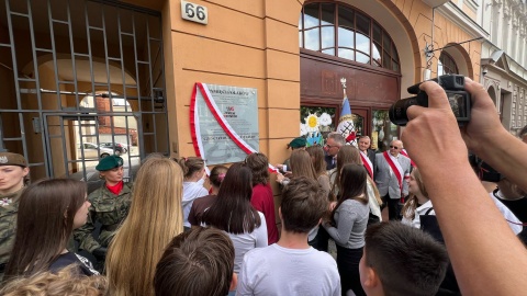 Tablica upamiętniająca polskich patriotów represjonowanych przez komunistów została odsłonięta przy ul. Gdańskiej 66 w Bydgoszczy/fot. Izabela Langner