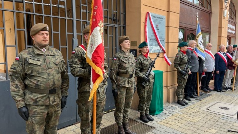 Tablica upamiętniająca polskich patriotów represjonowanych przez komunistów została odsłonięta przy ul. Gdańskiej 66 w Bydgoszczy/fot. Izabela Langner