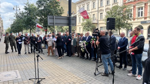 Tablica upamiętniająca polskich patriotów represjonowanych przez komunistów została odsłonięta przy ul. Gdańskiej 66 w Bydgoszczy/fot. Izabela Langner