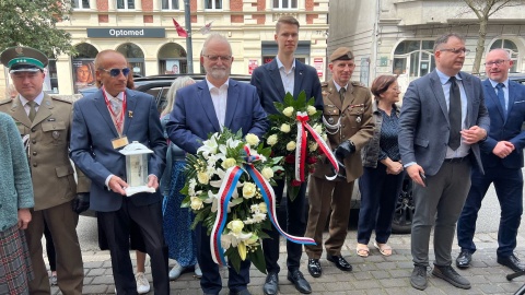 Tablica upamiętniająca polskich patriotów represjonowanych przez komunistów została odsłonięta przy ul. Gdańskiej 66 w Bydgoszczy/fot. Izabela Langner