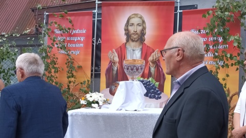 Boże Ciało w Kruszwicy. Z romańskiej kolegiaty św. Piotra i Pawła ulicami osiedla Zagople szedł tłum niespotykany od lat. / Fot. Piotr Majewski