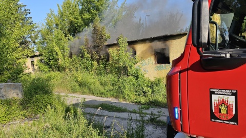 Dwa strażackie zastępy gasiły ogień w opuszczonym budynku przy ul. Dworcowej w Grudziądzu/fot. Komenda Miejska Państwowej Straży Pożarnej w Grudziądzu