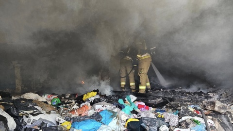 Dwa strażackie zastępy gasiły ogień w opuszczonym budynku przy ul. Dworcowej w Grudziądzu/fot. Komenda Miejska Państwowej Straży Pożarnej w Grudziądzu