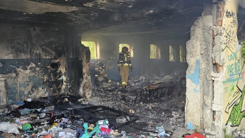 Dwa strażackie zastępy gasiły ogień w opuszczonym budynku przy ul. Dworcowej w Grudziądzu/fot. Komenda Miejska Państwowej Straży Pożarnej w Grudziądzu