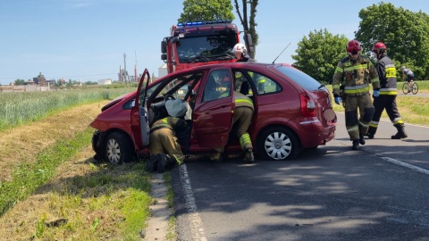 Auto uderzyło w drzewo w Kończewicach/fot. Piotr Lisewski, KM PSP Toruń, Facebook