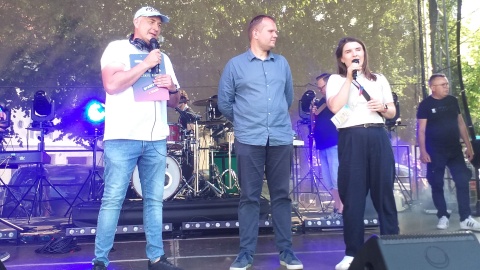 Publiczność w Chełmnie przywitali: redaktor Marcin Glapiak, Piotr Murawski – zastępca burmistrza i Kamila Cieślewicz z Chełmińskiego Domu Kultury (od lewej)/fot: Piotr Langner