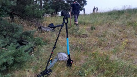 Zanim archeolodzy zaczną prace trzeba przygotować miejsce badań. W tym pomagali leśnicy oraz uczniowie z gminy Dąbrowa Chełmińska. Mierzyli, kopali, wbijali pale/fot. Tatiana Adonis