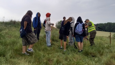 Zanim archeolodzy zaczną prace trzeba przygotować miejsce badań. W tym pomagali leśnicy oraz uczniowie z gminy Dąbrowa Chełmińska. Mierzyli, kopali, wbijali pale/fot. Tatiana Adonis
