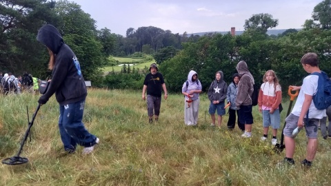 Zanim archeolodzy zaczną prace trzeba przygotować miejsce badań. W tym pomagali leśnicy oraz uczniowie z gminy Dąbrowa Chełmińska. Mierzyli, kopali, wbijali pale/fot. Tatiana Adonis