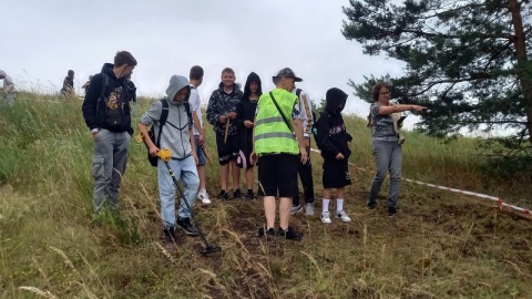 Zanim archeolodzy zaczną prace trzeba przygotować miejsce badań. W tym pomagali leśnicy oraz uczniowie z gminy Dąbrowa Chełmińska. Mierzyli, kopali, wbijali pale/fot. Tatiana Adonis