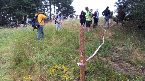 Zanim archeolodzy zaczną prace trzeba przygotować miejsce badań. W tym pomagali leśnicy oraz uczniowie z gminy Dąbrowa Chełmińska. Mierzyli, kopali, wbijali pale/fot. Tatiana Adonis