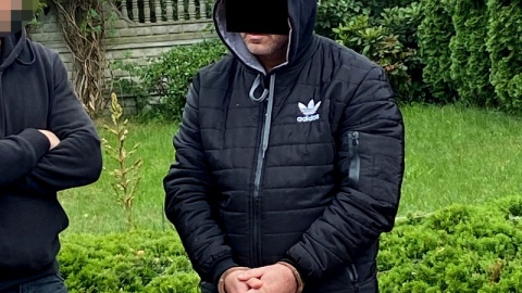 We wtorek rano policjanci Wydziału Kryminalnego KWP w Bydgoszczy zatrzymali w województwie mazowieckim 47-latka, który najprawdopodobniej ma związek z uśmierceniem zwierząt w hodowli w Ostrówku/fot. KWP Bydgoszcz