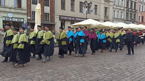 Plenerowe obrady Senatu Uniwersytetu Mikołaja Kopernika/fot. Monika Kaczyńska