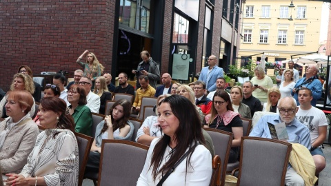 Balansującą instalację odsłonięto przy udziale licznie przybyłych gości. / Fot. Tatiana Adonis