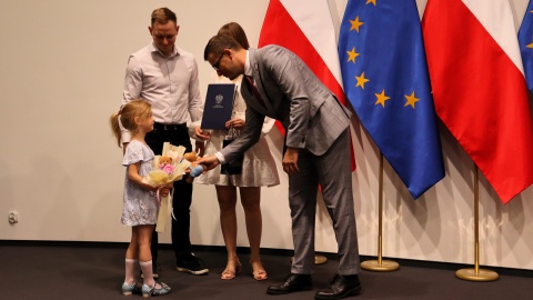 Nowi obywatele Polski w naszym regionie. Wojewoda kujawsko-pomorski Michał Sztybel wręczył 33 osobom postanowienia o nadaniu obywatelstwa polskiego/fot: Tatiana Adonis