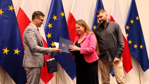Nowi obywatele Polski w naszym regionie. Wojewoda kujawsko-pomorski Michał Sztybel wręczył 33 osobom postanowienia o nadaniu obywatelstwa polskiego/fot: Tatiana Adonis