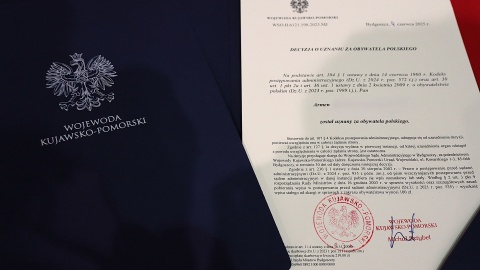 Nowi obywatele Polski w naszym regionie. Wojewoda kujawsko-pomorski Michał Sztybel wręczył 33 osobom postanowienia o nadaniu obywatelstwa polskiego/fot: Tatiana Adonis