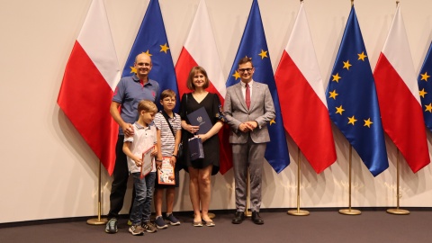 Nowi obywatele Polski w naszym regionie. Wojewoda kujawsko-pomorski Michał Sztybel wręczył 33 osobom postanowienia o nadaniu obywatelstwa polskiego/fot: Tatiana Adonis