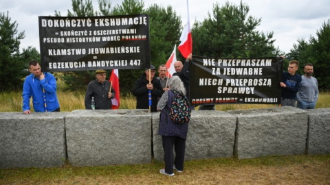 Przedstawiciele środowisk narodowych odsłonili głazy z tablicami kwestionującymi ustalenia IPN/fot. Michał Zieliński, PAP