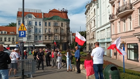 W rejonie ul. Mostowej Ruch Narodowy i Bydgoscy Patrioci rozdawali kwiaty lnu i ulotki poświęcone rzezi na Wołyniu/fot. Monika Siwak