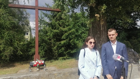 Przedstawiciele Ruchu Narodowego złożyli znicze pod krzyżem przy kościele pw. Św. Polskich Braci Męczenników/fot. Monika Siwak