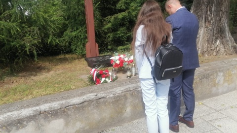 Przedstawiciele Ruchu Naroowego złożyli znicze pod krzyżem przy kościele pw. Św. Polskich Braci Męczenników/fot. Monika Siwak
