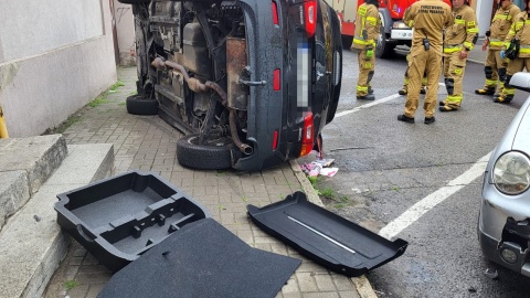 56-latek jechał pod prąd, potrącił pieszych na chodniku/fot. Policja