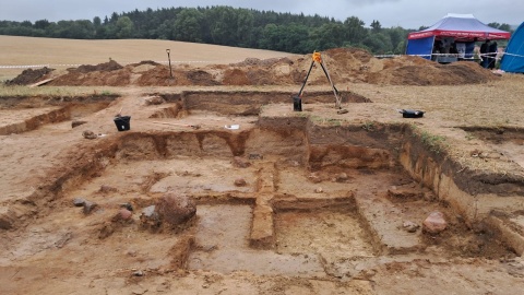 Mniejsi i więksi fani archeologii i historii przyjechali na drzwi otwarte do Pnia niedaleko Bydgoszczy/fot: Damian Klich