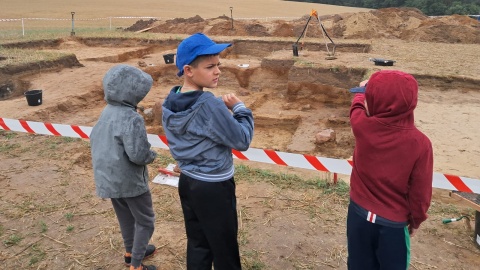 Mniejsi i więksi fani archeologii i historii przyjechali na drzwi otwarte do Pnia niedaleko Bydgoszczy/fot: Damian Klich