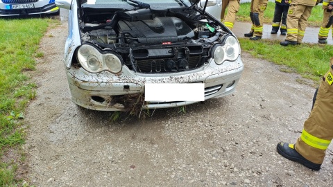 Auto zjechało z drogi na drodze wojewódzkiej nr 543. / Fot. KM PSP w Grudziądzu