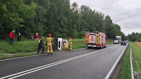 Toyota zjechała do rowu w Kłódce na DK 16. / Fot. KM PSP w Grudziądzu