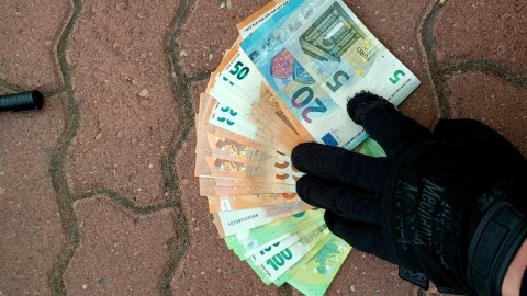 W samochodzie podejrzanych funkcjonariusze znaleźli narzędzia i gotówkę/fot: KPP w Sępólnie Krajeńskim