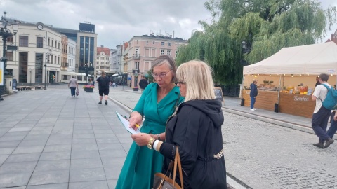 Politycy Prawa i Sprawiedliwości z regionu wychodzą na ulice, by rozmawiać z mieszkańcami o nielegalnej migracji i zbierać podpisy pod referendum w tej sprawie/fot. Jolanta Fischer