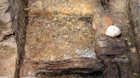 Cenne odkrycie na Bulwarze Filadelfijskim w Toruniu. Archeolodzy pracujący w XIII-wiecznym kompleksie Ducha Świętego odsłonili już ponad 60 grobów/fot. Michał Zaręba