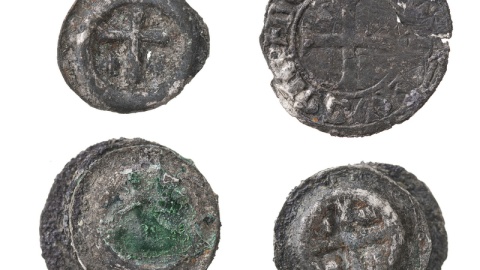 Cenne odkrycie na Bulwarze Filadelfijskim w Toruniu. Archeolodzy pracujący w XIII-wiecznym kompleksie Ducha Świętego odsłonili już ponad 60 grobów, a także „skarb" w postaci monet/fot. Wiesław Ochotny
