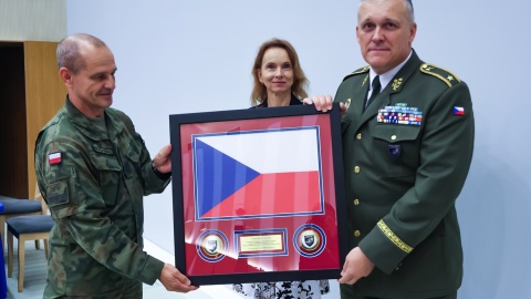 Po trzech latach służby, czeski generał brygady Petr Svoboda, zastępca dowódcy i szef sztabu JFTC, opuszcza bydgoskie centrum szkolenia. Jego obowiązki przejmuje Węgier, generał brygady Zoltan Barany. Uroczystość przekazania obowiązków poprowadził generał dywizji Bogdan Rycerski, dowódca JFTC/fot. nadesłane/JFTC