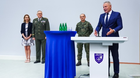 Po trzech latach służby, czeski generał brygady Petr Svoboda, zastępca dowódcy i szef sztabu JFTC, opuszcza bydgoskie centrum szkolenia. Jego obowiązki przejmuje Węgier, generał brygady Zoltan Barany. Uroczystość przekazania obowiązków poprowadził generał dywizji Bogdan Rycerski, dowódca JFTC/fot. nadesłane/JFTC