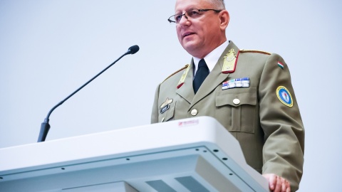 Po trzech latach służby, czeski generał brygady Petr Svoboda, zastępca dowódcy i szef sztabu JFTC, opuszcza bydgoskie centrum szkolenia. Jego obowiązki przejmuje Węgier, generał brygady Zoltan Barany. Uroczystość przekazania obowiązków poprowadził generał dywizji Bogdan Rycerski, dowódca JFTC/fot. nadesłane/JFTC