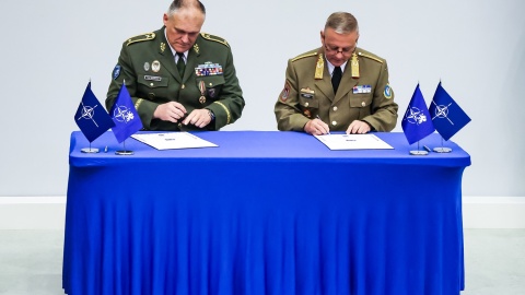 Po trzech latach służby, czeski generał brygady Petr Svoboda, zastępca dowódcy i szef sztabu JFTC, opuszcza bydgoskie centrum szkolenia. Jego obowiązki przejmuje Węgier, generał brygady Zoltan Barany. Uroczystość przekazania obowiązków poprowadził generał dywizji Bogdan Rycerski, dowódca JFTC/fot. nadesłane/JFTC