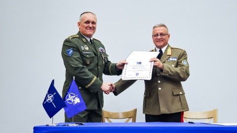 Po trzech latach służby, czeski generał brygady Petr Svoboda, zastępca dowódcy i szef sztabu JFTC, opuszcza bydgoskie centrum szkolenia. Jego obowiązki przejmuje Węgier, generał brygady Zoltan Barany. Uroczystość przekazania obowiązków poprowadził generał dywizji Bogdan Rycerski, dowódca JFTC/fot. nadesłane/JFTC