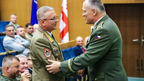 Po trzech latach służby, czeski generał brygady Petr Svoboda, zastępca dowódcy i szef sztabu JFTC, opuszcza bydgoskie centrum szkolenia. Jego obowiązki przejmuje Węgier, generał brygady Zoltan Barany. Uroczystość przekazania obowiązków poprowadził generał dywizji Bogdan Rycerski, dowódca JFTC/fot. nadesłane/JFTC