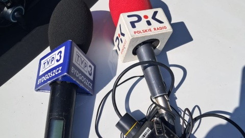 W czwartek wizytatorzy odwiedzili harcerzy nad jeziorem Białym w podbydgoskim Samociążku. Obecnie przebywa tu prawie 70-osobowa grupa z Wrocławia. To dzieci i młodzież w wieku od 9 do 18 lat. Przed wjazdem do obozu byli także dziennikarze/fot. Maciej Miś