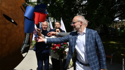 Wyjątkowa rzeźba na skwerze prof. Józefa Kałużnego w Bydgoszczy. Pomiędzy ulicami Focha, Królowej Jadwigi i Grottgera odsłonięto instalację artystyczną nawiązującą do oka. Nie bez przyczyny - patron skweru był wybitnym okulistą/fot. bydgoszcz.pl