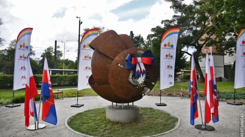 Wyjątkowa rzeźba na skwerze prof. Józefa Kałużnego w Bydgoszczy. Pomiędzy ulicami Focha, Królowej Jadwigi i Grottgera odsłonięto instalację artystyczną nawiązującą do oka. Nie bez przyczyny - patron skweru był wybitnym okulistą/fot. bydgoszcz.pl