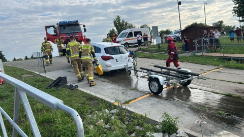 W trakcie wodowanie skutera wodnego do rzeki wpadł samochód, holujący skuter na lawecie/fot. PSP Włocławek