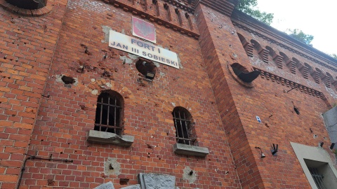 W sobotę wszyscy, którzy przybyli na „wystrzałową” wycieczkę forteczną mogli zapoznać się nie tylko z historią miejsca, ale również posłuchać o tym, dlaczego działa fortu wystrzeliły tylko raz/fot. Robert Duliński